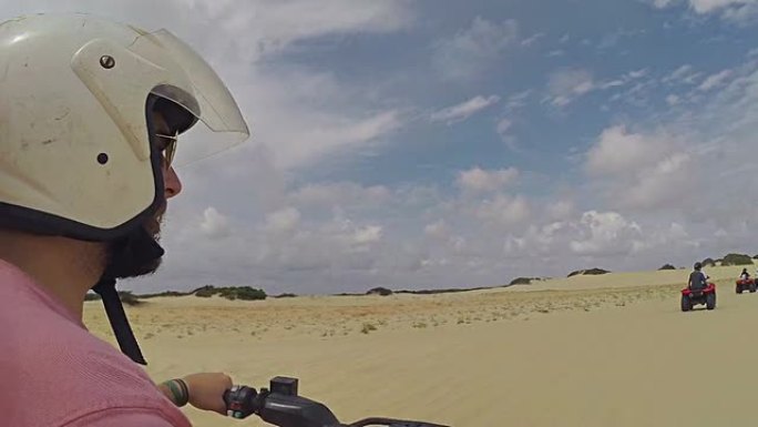一对幸福的夫妇在沙漠中驾驶四轮自行车