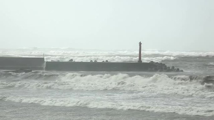 海上风暴波涛汹涌海浪拍打海岸台风恶劣天气