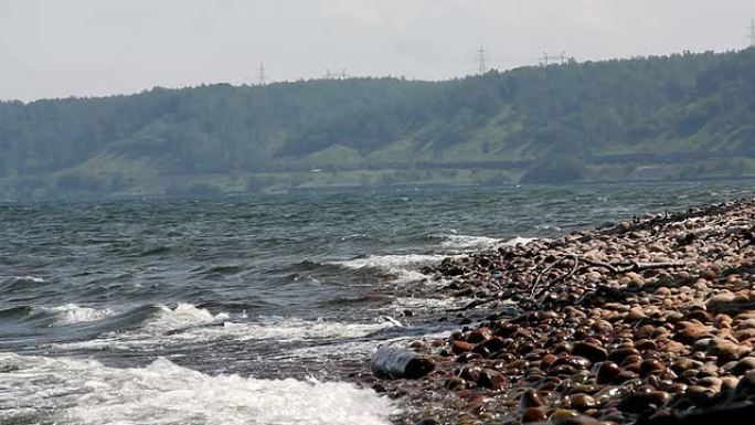 贝加尔湖海岸潮汐水流浪花拍打鹅卵石特写