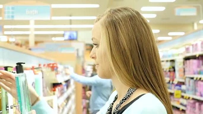 年轻的白人妇女在当地超市里洗身衣