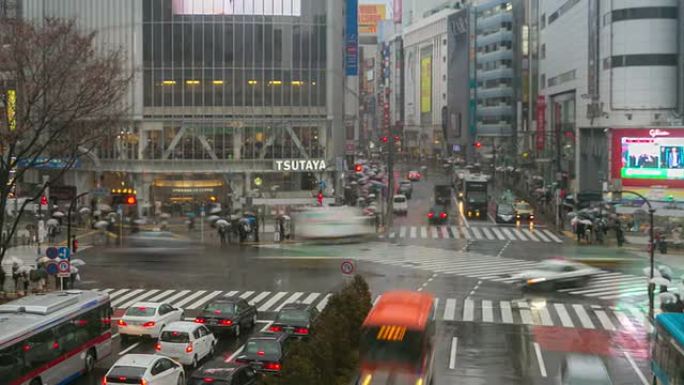 高清延时：行人在涩谷十字路口与降雨
