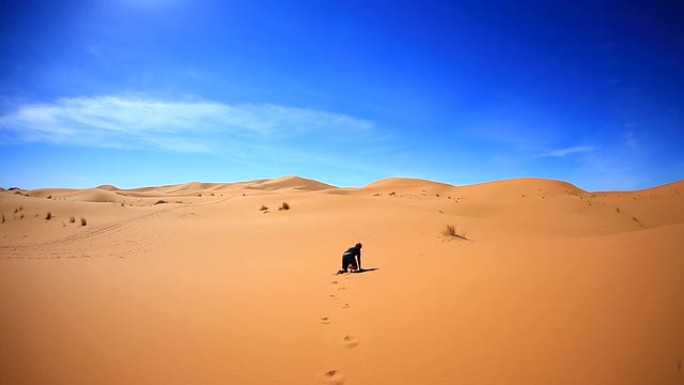 迷失在沙漠中，独自一人，高清视频