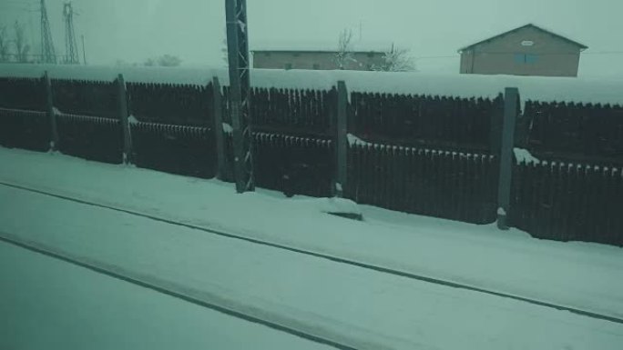 火车上的雪景