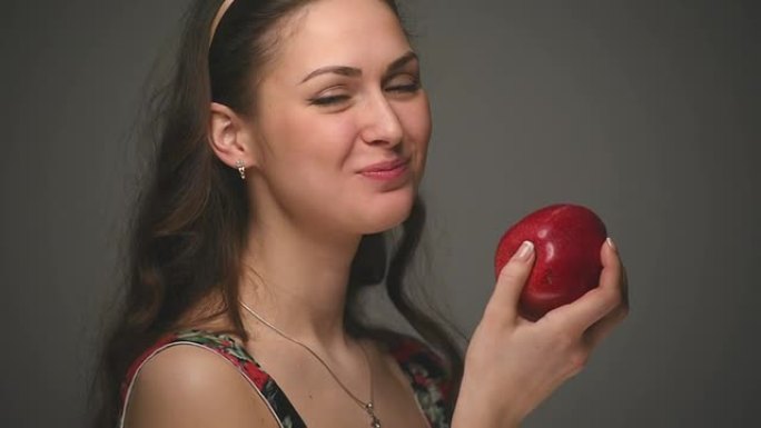 漂亮的年轻女孩吃苹果