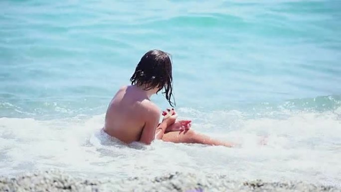 美丽的小女孩在海滩上放松