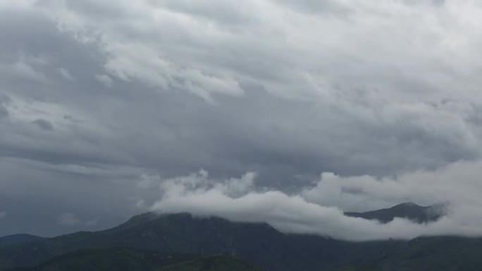 穿越山丘上方的暴风云的时间流逝视图