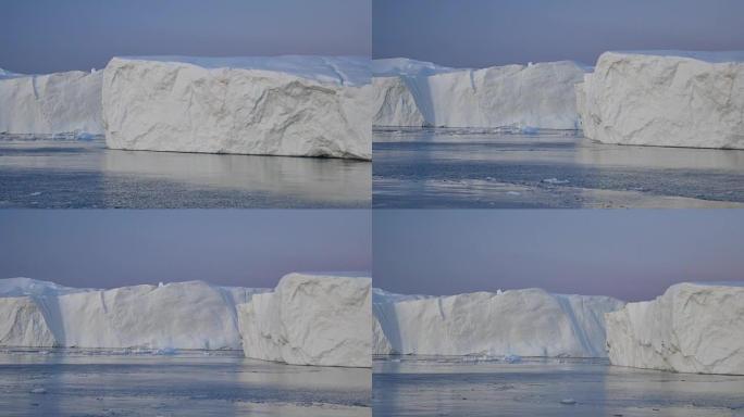 格陵兰岛乘船，沿着白色冰山滑行