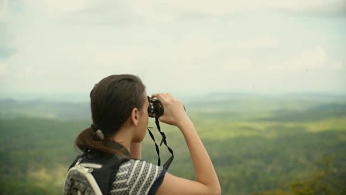 14岁少年女孩观察大烟山的切诺基国家森林，阿巴拉契亚，来自美国田纳西州的切拉霍拉Skyway。