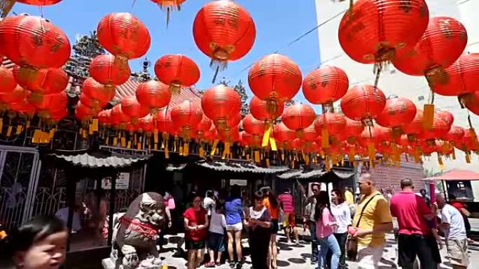 中国灯笼悬挂在寺庙外进行新年装饰