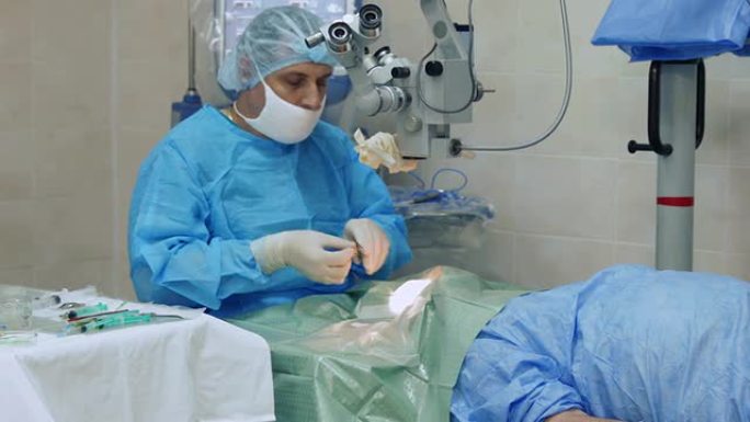 在手术室工作的微型外科医生和护士