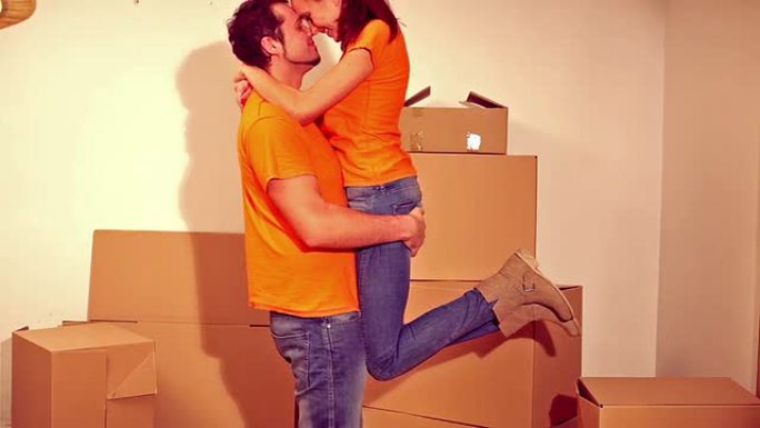 一对情侣在公寓里拥抱。