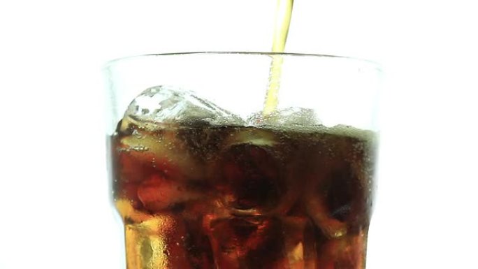 将可乐倒入白底加冰的玻璃杯中