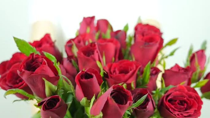情人节那天，一位女士送了一大束红玫瑰。