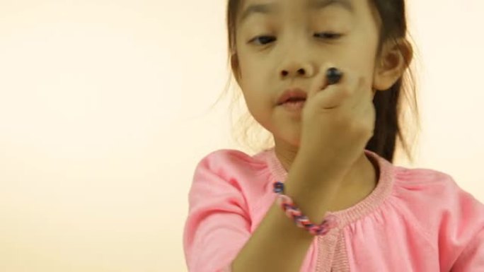 亚洲小女孩用刷子化妆