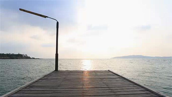 高清多莉: 早上的海边木桥。