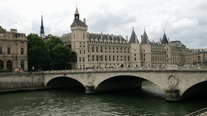 塞纳河和巴黎卢浮宫