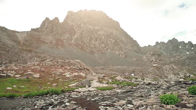 高清：360&#176；全景Vercenik山景云和山峰