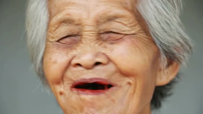 嘴里含着甲虫坚果的亚洲老女人