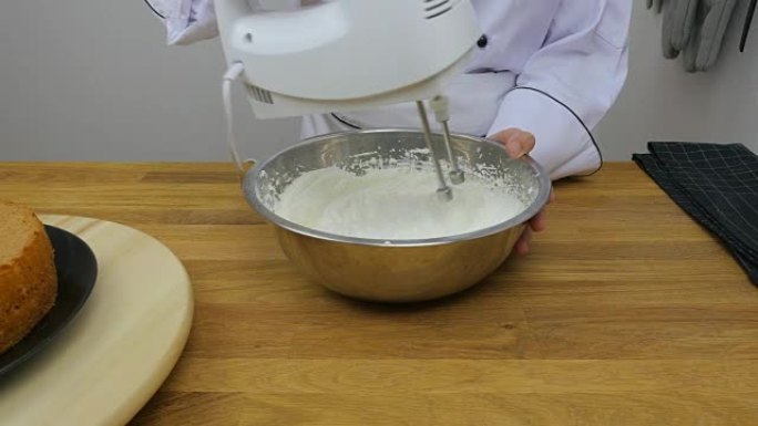 厨师正在搅打奶油