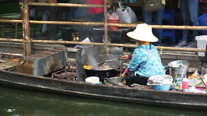 在浮动市场烹饪当地食物