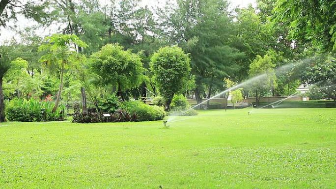 大功率洒水车喷洒灌溉洒水喷水草坪草地
