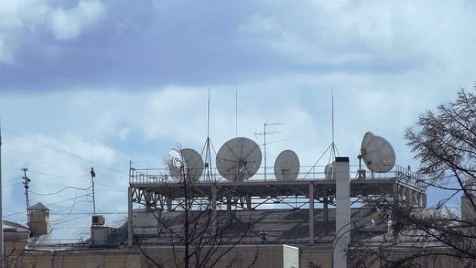 屋顶上的卫星天线卫星天线屋顶