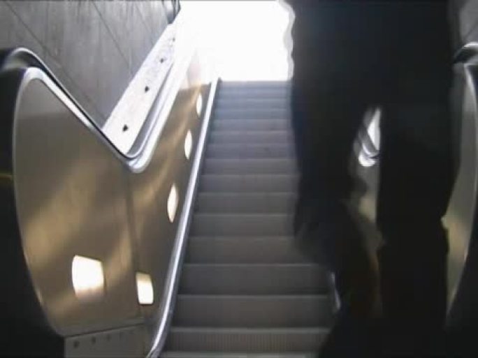 通往天堂的阶梯低视角仰拍出门出行地铁站