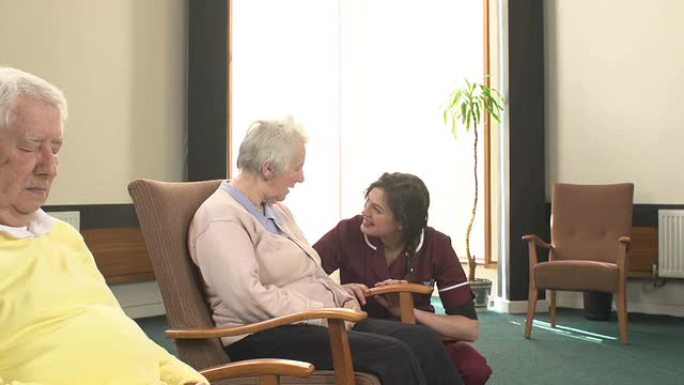 护理院-护士帮助一位老年妇女