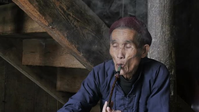 中国男子抽烟斗特写