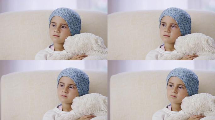 正在接受癌症治疗的小女孩