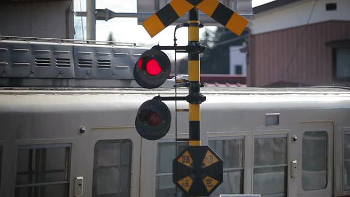 列车通过时闪烁的铁路信号