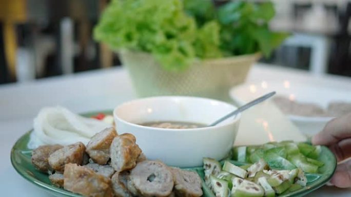 越南食品被称为 “Nam Neung”