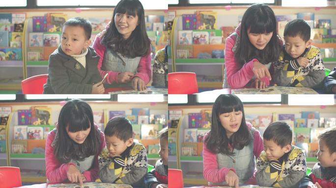 亚洲幼儿教师在教室里教孩子