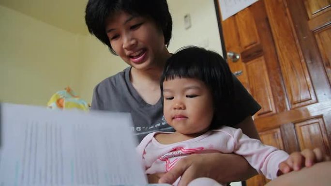 高清: 妈妈和宝宝看书