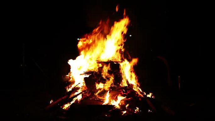复活节大火在夜间燃烧