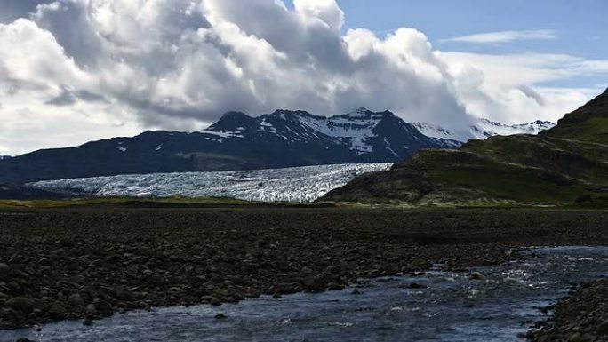 冰岛Jokulsarlon冰川移动的云和水的延时