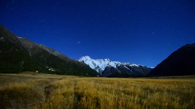 新西兰库克山国家公园雪峰山上的银河