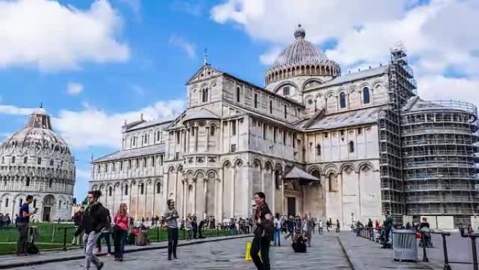 4k延时比萨，意大利-大约3月2015日: 大教堂，洗礼堂和比萨斜塔，游客在白天走在街上
