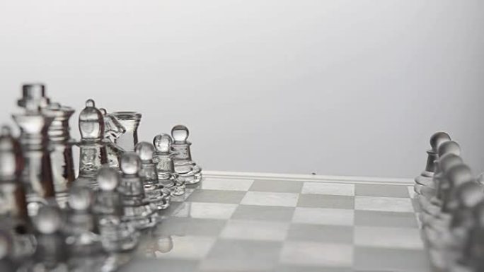 倾斜和平移: 玻璃国际象棋的竞争对手