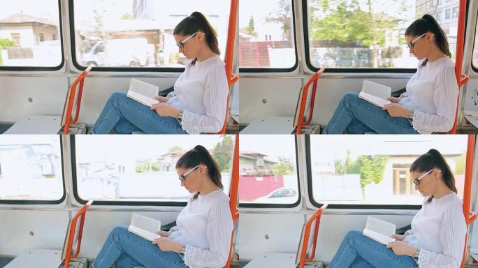 女性在电车上看书。
