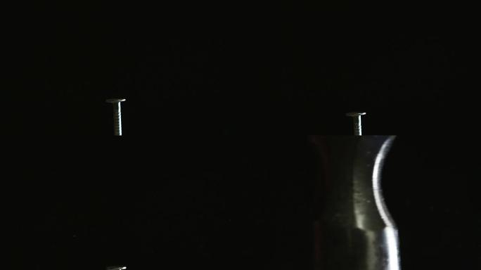 锤子击中钉子-特写