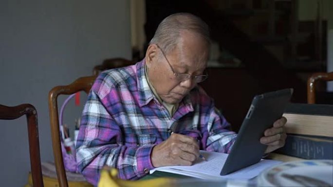 老人用数字平板电脑写信息