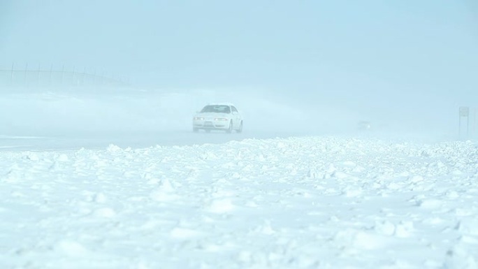 冬季暴雪，高速公路和车辆上飘雪