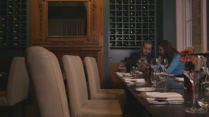 PAN女士商务人士使用平板电脑并在餐厅聊天