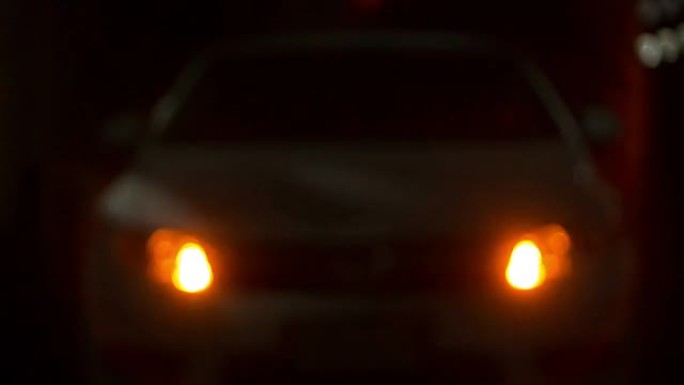 夜间危险指示灯闪烁的汽车