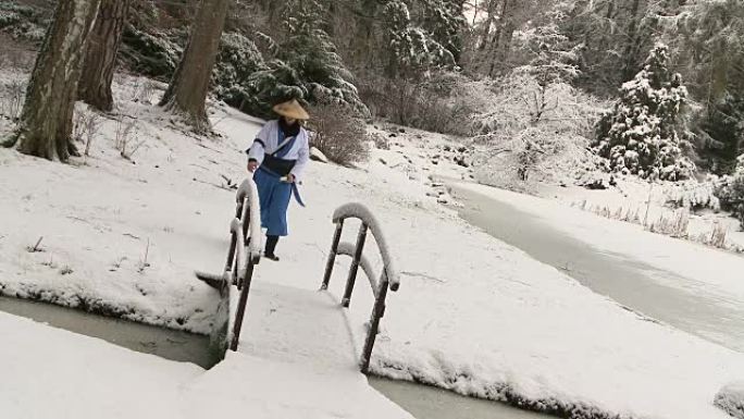 武士漫步冬季景色古风拍摄