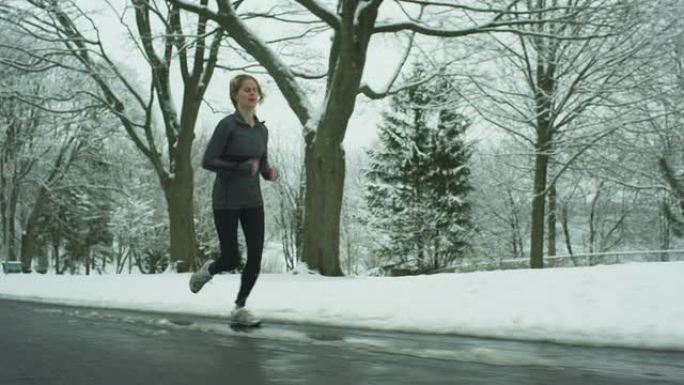 女人在冬天跑步冰雪奔跑的女孩树木