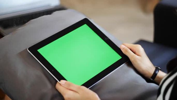 空白绿色屏幕平板电脑用手特写