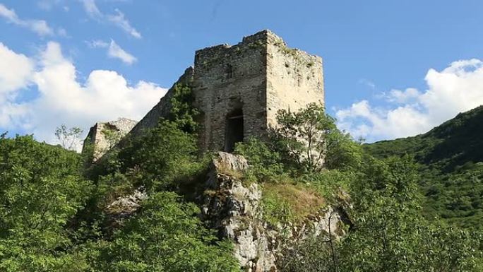 山顶上的古老城堡地标建筑山上植被