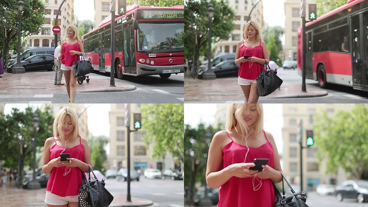 在城市环境中使用手机的女人: 在红绿灯处